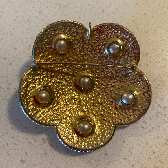 Brooch in gold tone with pearls shaped like a poppy. Can be worn as a necklace - Picture 8 of 10